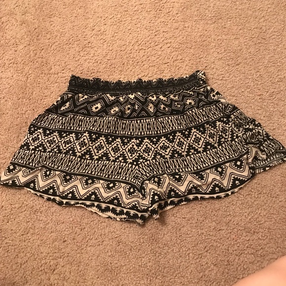 Aztec Shorts Size M - Picture 3 of 3